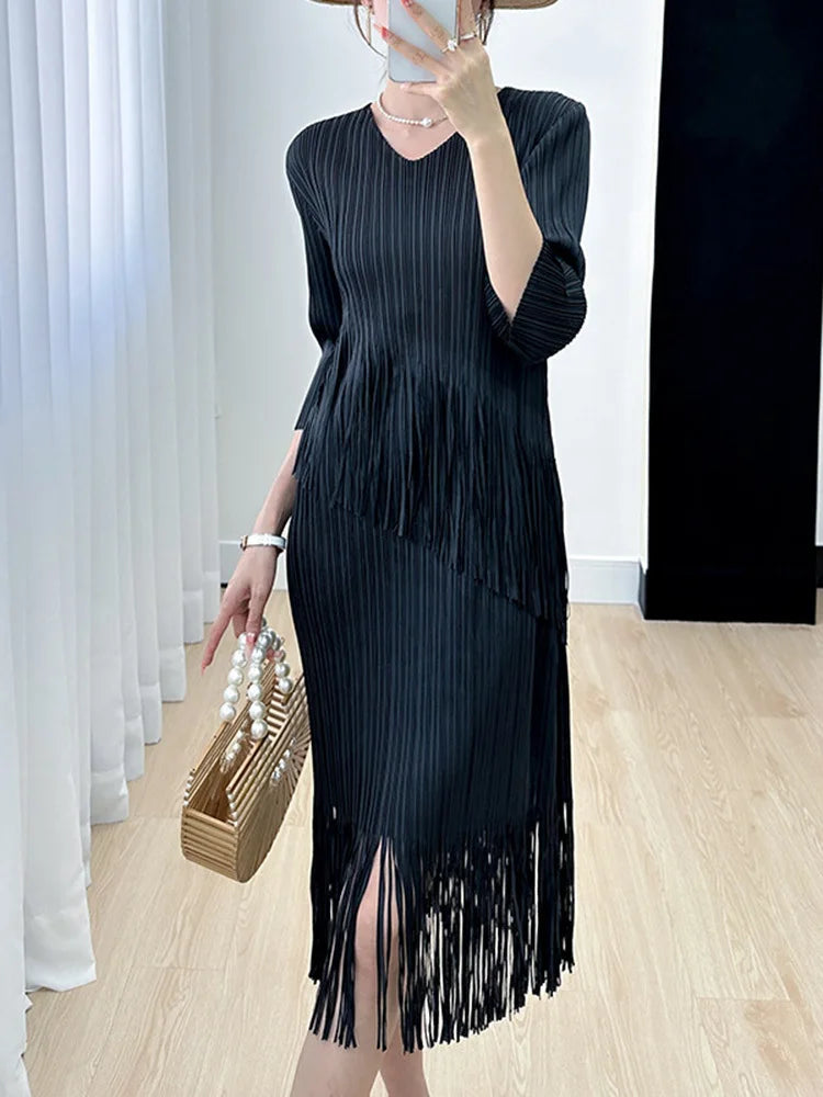 LANMREM Tassel Pleated Dress - V-neck, Mid Length, Solid Color, Party Clothing, 2024 Spring Fashion