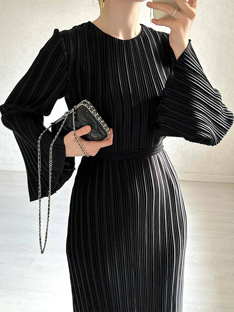 Flattering Long Maxi Dress for Women - High Street Style with Pleated Design and Flare Sleeves