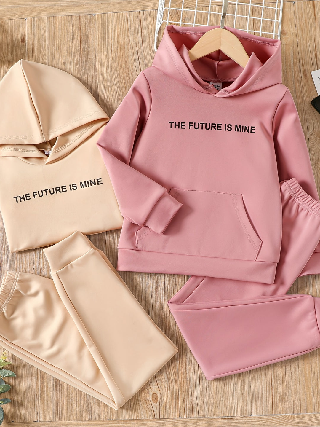 PatPat Conjunto De 2 Piezas, Sudadera Con Capucha De Manga Larga Con Estampado De THE FUTURE IS MINE Y Pantalones Deportivos Para Bebés Niñas